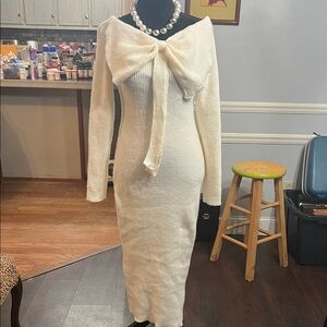 Elegant White Knit Dress with Bow Detail